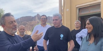 Carlos Tapia y Jorge Burruchaga en diálogo con la intendenta Sonia Pérez durante su visita a Tilcara para la filmación de una publicidad.