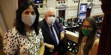 Elizabeth Gomez Alcorta, Vilma Ibarra y Ginés Gonzalez García siguen el debate sobre Interrupción Voluntaria del Embarazo en la Cámara de Diputados.