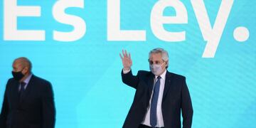 Con un acto en el Museo del Bicentenario, el presidente promulgó la ley de Interrupción Voluntaria del Embarazo (IVE). (Foto: Clarín)