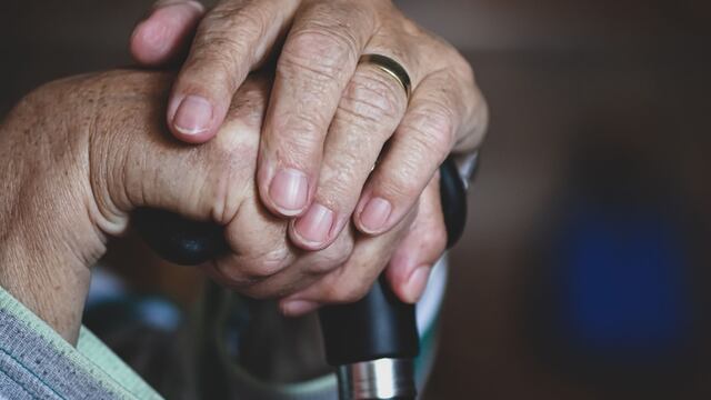 En medio de denuncias de aprietes, el oficialismo logró sostener el veto al aumento jubilatorio