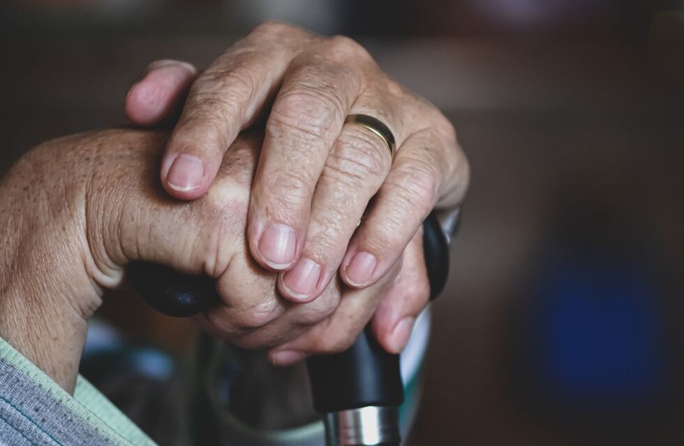 En medio de denuncias de aprietes, el oficialismo logró sostener el veto al aumento jubilatorio