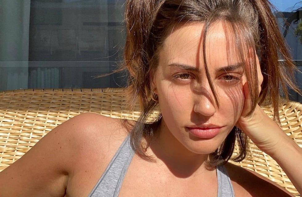 Johanna Francella cautivó a sus seguidores abriéndose la blusa y con un gesto pícaro