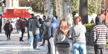Mucha gente acudió esta mañana a puestos céntricos para testearse. Plaza San Martín. (Pedro Castillo/ La Voz)