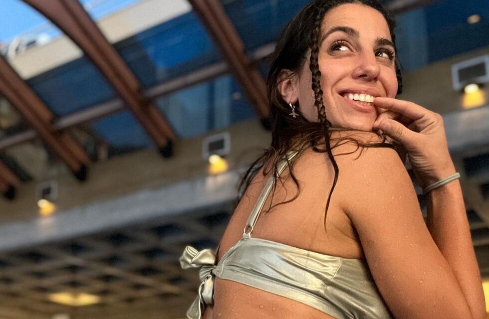 Cinthia Fernández se llevó todas las miradas posando desde la playa con una microbikini azul eléctrico
