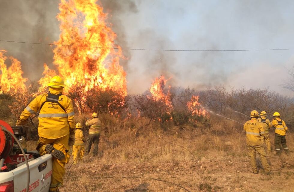 El Cuartel de Bomberos de Villa Carlos Paz combate el fuego en el norte cordobés