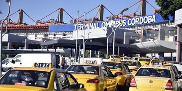 Taxistas irán a la Terminal de Córdoba para expresar su reclamo salarial.