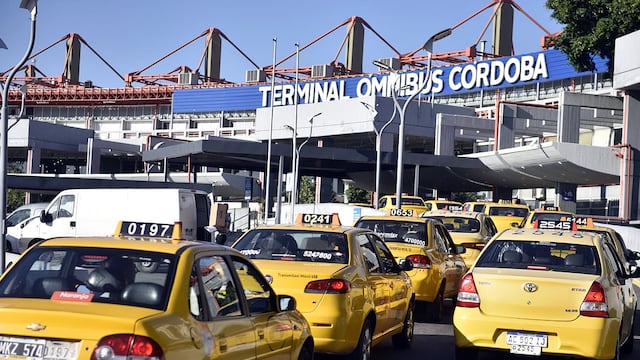Taxistas irán a la Terminal de Córdoba para expresar su reclamo salarial.
