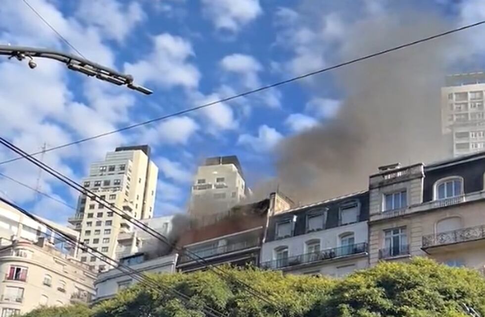 Palermo: bomberos lograron extinguir un incendio en un edificio de Avenida Libertador