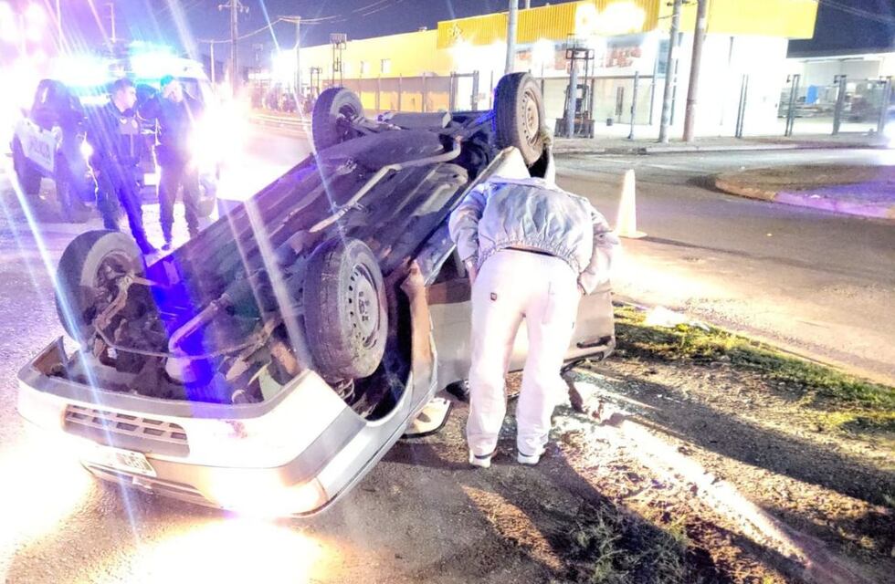 Dobló en “U” e hizo que un padre y su hija terminaran dados vuelta en Córdoba