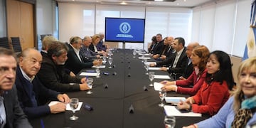 Sindicalistas de la CGT con funcionarios de la Secretaría de Trabajo (Foto: Federico López Claro)