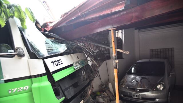 No pueden remover el camión porque la vivienda tiene peligro de derrumbe. (Ramiro Pereyra)