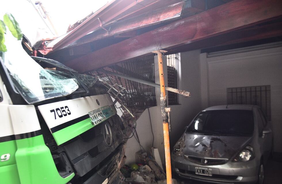 Un camión recolector se incrustó contra una casa en Alto Alberdi