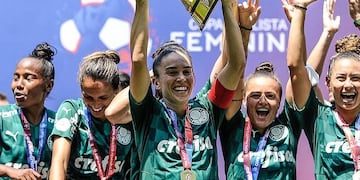 Así levantó la copa Agustina Barroso, la futbolista oriunda de Tandil