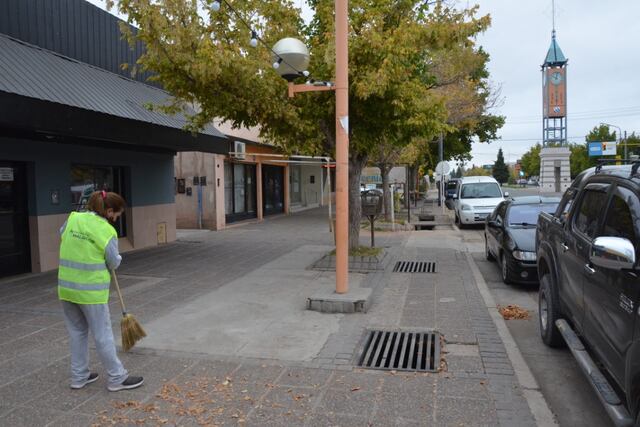Los vecinos limpian las calles y veredas de Malargüe.