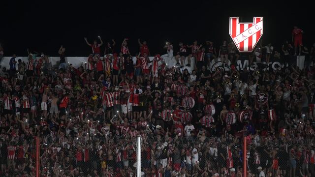 11 hinchas de Instituto fueron sancionados por el Gobierno Nacional.
