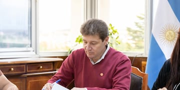 Gobernador Gustavo Melella rubrica el decreto del nuevo monto para la Ayuda Escolar