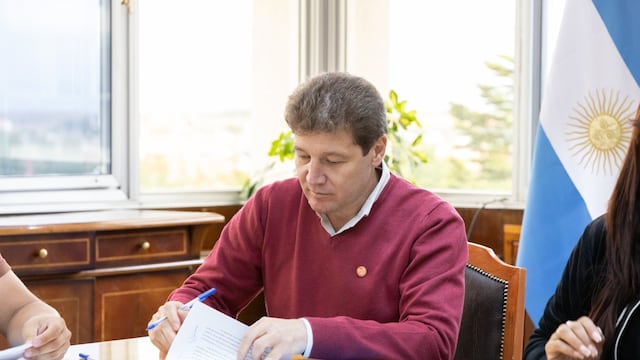 Gobernador Gustavo Melella rubrica el decreto del nuevo monto para la Ayuda Escolar