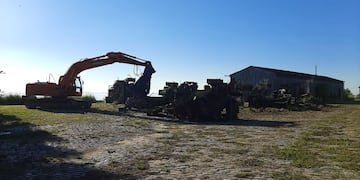 En el predio hay maquinaria rural que tiene décadas en desuso y aún no fue retirada. (@nacionalrosario)