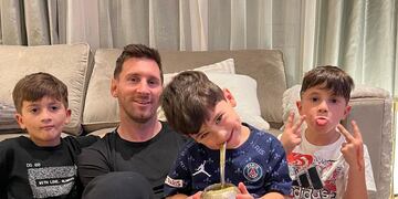 Lionel Messi se divierte en sus vacaciones jugando a la pelota con sus hijos.