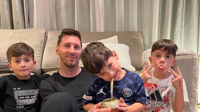 Lionel Messi se divierte en sus vacaciones jugando a la pelota con sus hijos.