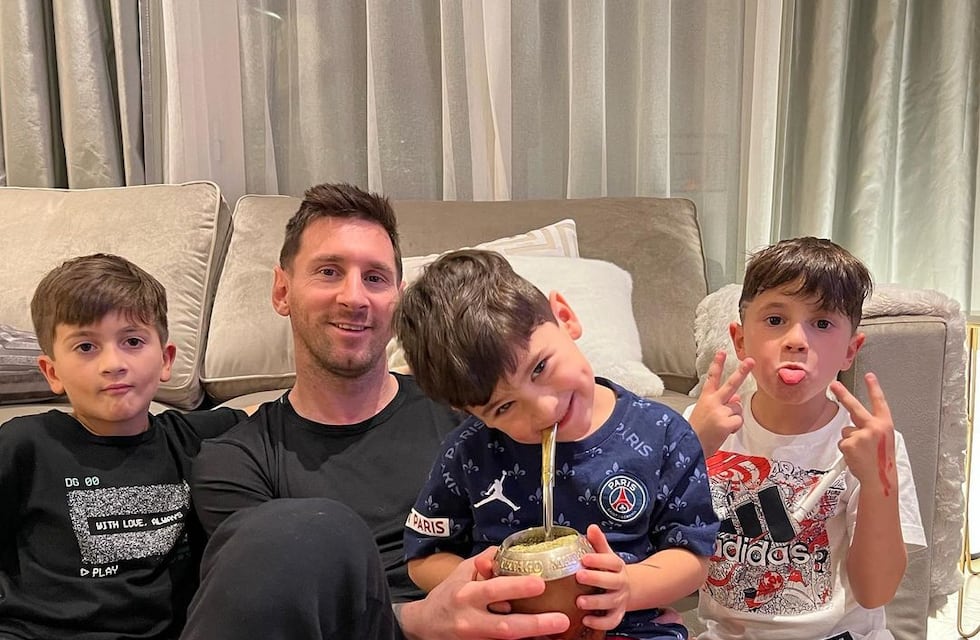 No sueltan a papá: Antonela Roccuzzo mostró un tierno video de Lionel Messi abrazado a sus hijos