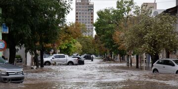 Bahía Blanca bajo el agua tras el temporal. (Horacio Culaciatti / Clarín)