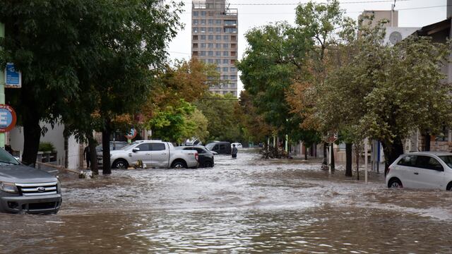 Bahía Blanca bajo el agua tras el temporal. (Horacio Culaciatti / Clarín)