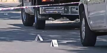 La Agencia de Investigación Criminal trabajó sobre calle Génova en busca de evidencia. (Canal 3)
