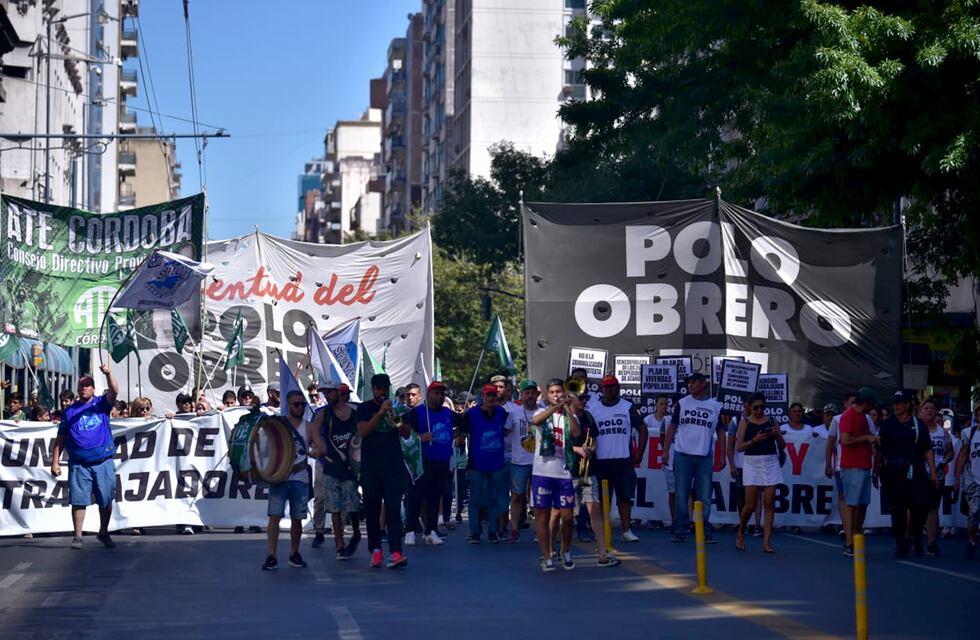 Organizaciones sociales reclaman en el centro de Córdoba y el tránsito se ve afectado