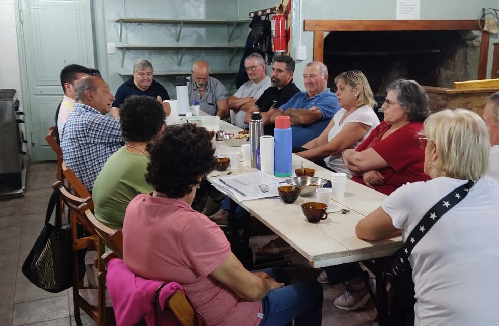 Sánchez con la Junta Vecinal del Barrio Escuela 18 de Tres Arroyos y con integrantes de la Cooperativa de Orense