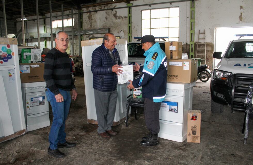 Sánchez entrega equipamiento para las dependencias policiales del distrito de Tres Arroyos
