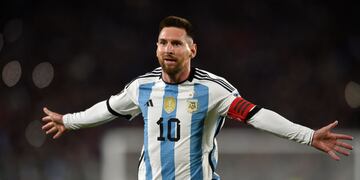 Lionel Messi celebra tras anotar un gol de tiro libre para Argentina ante Ecuador (AP Foto/Gustavo Garello)