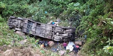Labores de rescate de un ómnibus accidentado en Cochabamba (Bolivia).