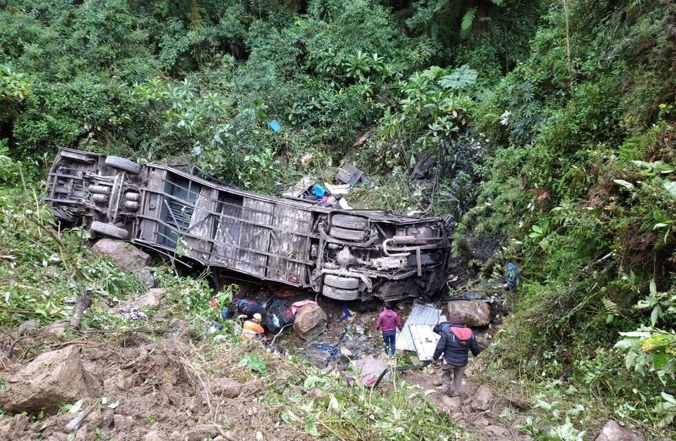 Bolivia: un colectivo cayó de un precipicio en Cochabamba y murieron al menos 21 personas