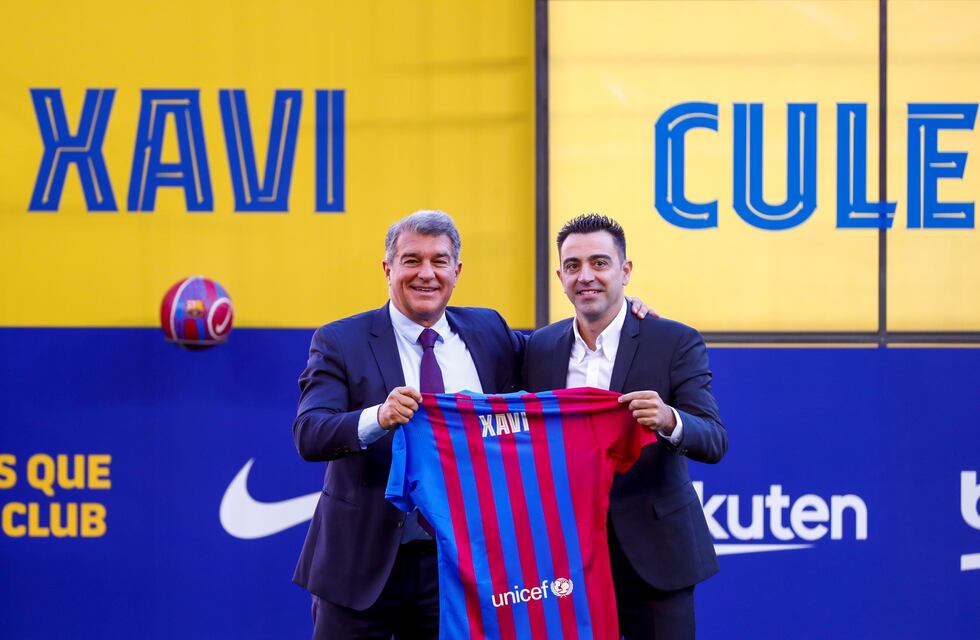 Xavi fue presentado como nuevo DT del Barcelona en el Camp Nou