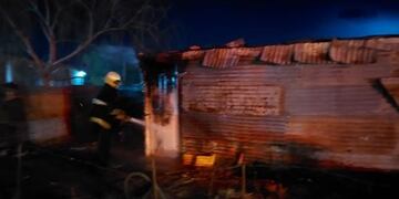 Se prendió fuego una precaria vivienda