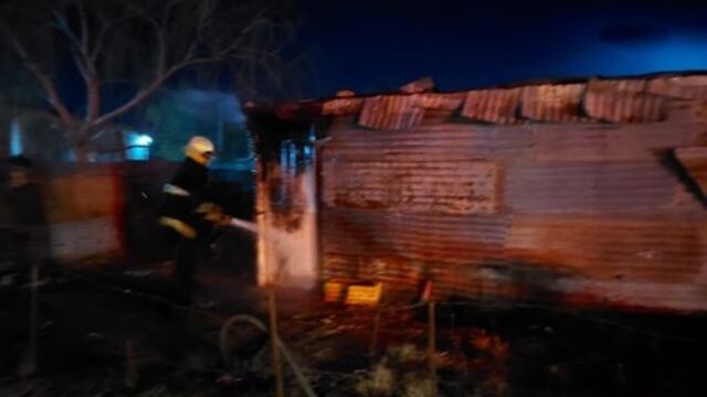Se prendió fuego una precaria vivienda