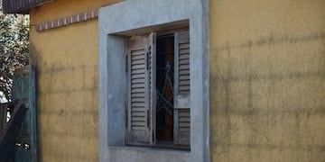 Arduo trabajo de bomberos en la casa de barrio Autódromo para recuperar los cuerpos de las dos mujeres desaparecidas. (Nicolás Bravo / la Voz)