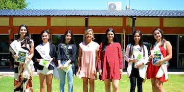 Las cinco candidatas al cetro vendimial de Santa Rosa junto a la intendenta Flor Destéfanis y la presidenta del HC Deliberante, Débora Quiroga. Gentileza