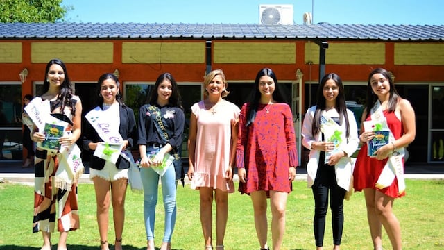 Las cinco candidatas al cetro vendimial de Santa Rosa junto a la intendenta Flor Destéfanis y la presidenta del HC Deliberante, Débora Quiroga. Gentileza