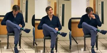 Esteban Bullrich apoyado con su teléfono celular durante su visita en la localidad de Hurlingham. (Diario 26).