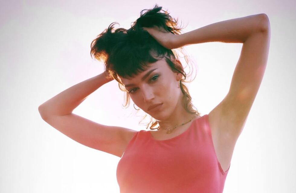 Úrsula Corberó modeló un look romántico con un bolso YSL de más de 4 mil dólares