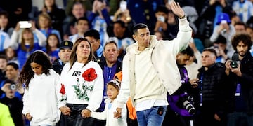 El futbolista de Benfica disfrutó de la fiesta del Monumental con su pareja y sus hijas.