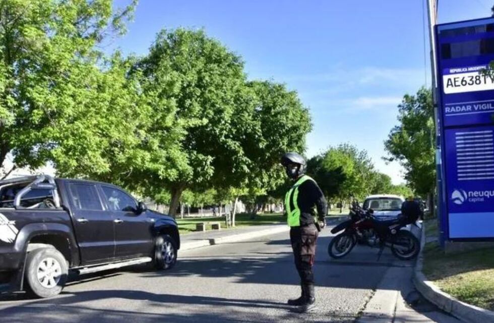 Insólito accidente en Neuquén: estaban inaugurando un tótem de tránsito cuando un auto lo estrelló