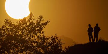 Eclipse parcial de sol
ID:7504265 Pigeons are silhouetted as the sun forms a crescent during a partial solar eclipse in New Delhi, India, Tuesday, Oct. 25, 2022. (AP Photo/Altaf Qadri)