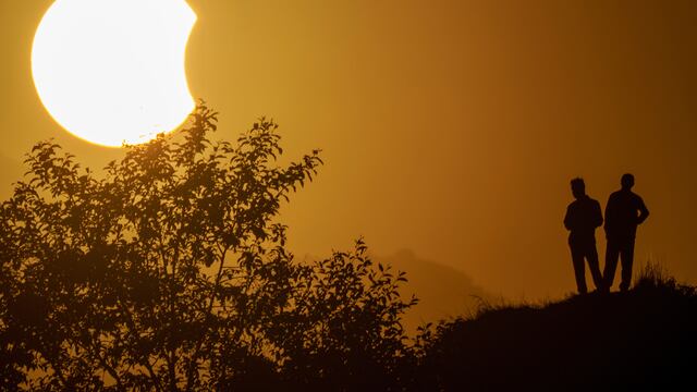 Eclipse parcial de sol
ID:7504265 Pigeons are silhouetted as the sun forms a crescent during a partial solar eclipse in New Delhi, India, Tuesday, Oct. 25, 2022. (AP Photo/Altaf Qadri)