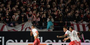 Fausto Vera y su festejo de gol ante Estudiantes.