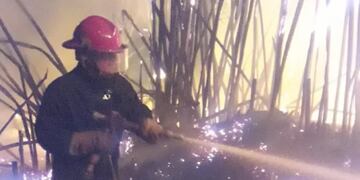 Hipólito Irigoyen: bomberos lograron sofocar un incendio comenzado en un aserradero.