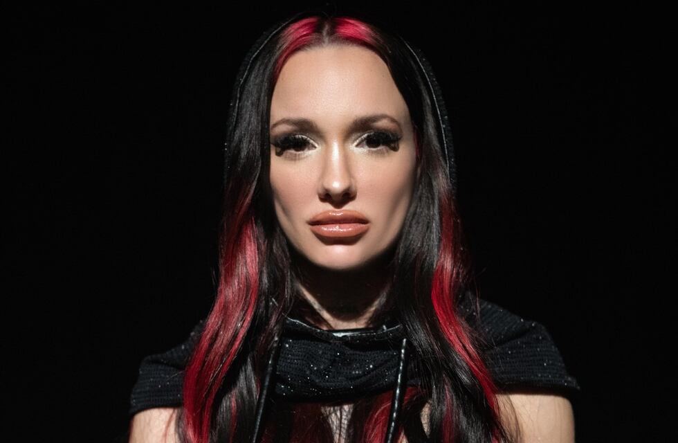 La Joaqui le hizo frente al frío en lencería transparente y frente al espejo