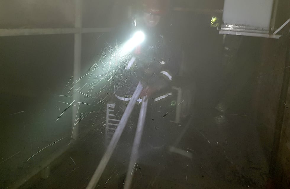 Prendió un cigarrillo mientras estaba con una motosierra, provocó un incendio y sufrió quemaduras graves